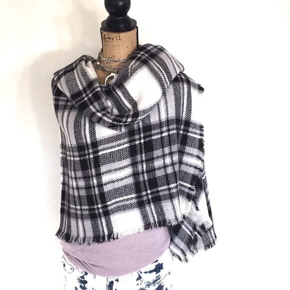 ModCloth Plaid wrap/scarf black & white soft EUC - Picture 1 of 4